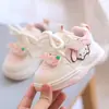 Zapatos para Niña Primavera y Otoño Nuevos Modelos Zapatillas Transfronterizas Infantiles Transpirables para Niños Pequeños Zapatos Deportivos de Suela Suave Zapatos Blancos de Moda para Niña