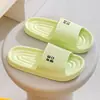 Novas pantufas femininas de EVA com listras de letras, macias para o verão, de banheiro, antiderrapantes, silenciosas, chinelos de casa para casal