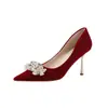 Sapatos de casamento, sapatos de noiva, saltos agulha vermelhos, novo modelo 2026 para mulheres, confortáveis para os pés, adequados para o brinde, sapatos de casamento para vestido Xiuhe estilo chinês