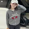 Abrigo Suéter para Niñas 2026 Nuevo Estilo Otoño para Niños Mayores, Cárdigan de Punto Bordado de Cereza, Top de Manga Larga para Niños, Conjunto de Otoño