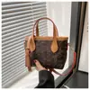 Comercio Exterior 2025 Nuevo Bolso de Hombro de Alta Gama Tipo Cubo para Mujer Bolso Tote Retro Presbópico para Viajero Bolso de Hombro Cruzado