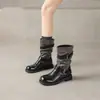Botas de moda estilo vintage, com acabamento desgastado, para mulheres, coleção outono/inverno 2026, apresentando um acabamento com lavagem de cor, saltos grossos, solas espessas, um detalhe de fivela de cinto e um design franzido na altura da panturrilha.