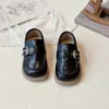 Sapatos de couro estilo britânico para crianças 2026 primavera e outono novos versão coreana versáteis fivela quadrada sapatos de um só tom para meninas e meninos sapatos formais