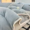 Juego de cuatro piezas de terciopelo de leche tallado grado A, nueva colección de invierno 2026, engrosado para mayor calidez, funda de edredón lujosa, sábana de franela de coral, juego de cama 3