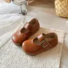 Sapatos de couro femininos estilo coreano 2026 novo modelo de primavera para bebês, sapatos de sola macia trançados, sapatos Mary Jane infantis com fivela