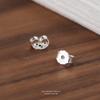 Pendientes pequeños de plata s925 con forma de corazón, diseño de amor fresco y temperamento coreano para niñas, con orificio para la oreja para el mantenimiento.