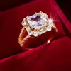 Anillo Cuadrado de Moda Europea y Americana de Lujo Ligero, Super Brillante, Diseño de Nicho de Venta Caliente para Compromiso y Boda con Incrustación de Circonita, Anillo Abierto Ajustable