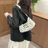 Bolso de hombro para axila de mujer 2026, dulce, moderno, simple, estilo coreano, nuevo modelo de verano, adecuado para ir al trabajo, diseño único de lunares, alto valor estético