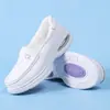Stock de fábrica Zapatos de enfermera de invierno con felpa Zapatos de enfermera Bordado de corazón Amortiguación de aire Suela blanda Antideslizantes Zapatos blancos Zapatos de algodón médico Venta al por mayor