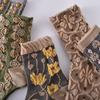 Calcetines de estilo étnico retro para mujer, de longitud media hasta la pantorrilla, para otoño e invierno, con relieve tridimensional, color café, estilo palacio artístico, calcetines florales para mujer