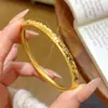 Loja Dourada Mesmo Estilo Brilhante Ouro Triturado Pulseira de Barra Redonda Ouro Gipsofila Pulseira de Anel Liso Exquisito Presente de Luxo Leve para Namorada