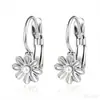 Suministro directo transfronterizo aretes de acero inoxidable con incrustaciones de diamantes para mujer, aretes de flor y moño de moda, accesorios para orejas sin perforación, joyería de lujo ligero