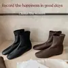 Nova Versão em Couro Bovino com Aumento Oculto de Altura de 3cm~ Botas Curtas Elásticas Slim com Zíper Lateral Estilo Primavera e Outono Botas Martin de Couro Genuíno para Mulheres