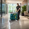 Fabricante directo de fregadoras de suelos manuales, disponibles para entrega inmediata. Equipo de limpieza silencioso y de secado rápido para pasillos de oficinas, personalizable