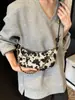 Moda de Comércio Exterior Transfronteiriço Simples Retrô Bolsa de Ombro Bolsa Transversal Feminina Versátil Casual para o Dia a Dia Bolsa Croissant com Corrente