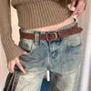 Cinto Feminino Retro Americano com Padrão Esculpido em Relevo Desgastado 2026 Inverno Fivela de Metal Cinto de Couro Decorativo com Jeans