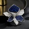 Nuevo diseño de estilo europeo elegante elegante elegante lujo circonio completo industria pesada orquídea broche de abrigo anti-exposición entrega de una sola pieza