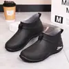 Botas de chuva de verão estilosas e casuais com solas grossas, forro de fleece e características antiderrapantes, em estilo coreano, design de cano curto e baixo, adequadas para mulheres