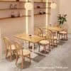 Cafetería de Té con Leche Juego de Mesa y Sillas de Madera Maciza Cafetería de Postres Japoneses Restaurante Occidental Mesa Larga Semi-circular y Sillas