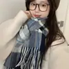 Bufanda de Cuadros Estilo Británico para Mujer 2025 Invierno Nueva Moda Atmósfera de Alta Gama Bufanda Gruesa con Borlas Al por Mayor