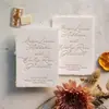 Invitaciones de boda de alta gama de moda hechas a medida con papel de algodón gofrado, invitaciones de boda personalizadas con bordes de papel rasgados a mano