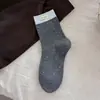 Meias com etiqueta de tecido de bolinhas estilo Miu para mulheres, meias de cano médio, primavera e outono, color block retrô francês, Maillard, sem costura, meias largas (slouch socks)
