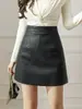 Falda corta de cuero negra para mujer, nuevo estilo primavera/otoño, de cintura alta, adelgazante, cuero PU, línea A, ajustada a la cadera y previene la exposición