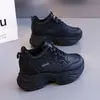 Zapatos de papá de cuero de color sólido con suela gruesa 2026 otoño nuevos tenis de caña alta estilo universitario punta redonda zapatillas para correr YH003
