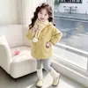 Jaqueta Feminina Outono Inverno 2026 Novo Estilo Infantil Elegante Roupas de Inverno para Crianças Moda de Inverno para Bebês Casaco de Lã Espessado com Veludo