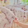 Falda de cama de encaje gruesa estilo princesa de cuatro piezas, patrón floral pequeño, todo algodón, colcha, funda de edredón, ropa de cama individual y matrimonial