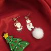 Pendientes de aguja plateada con diseño navideño de alce con incrustaciones de diamantes y bola de pelo asimétrica de muñeco de nieve.