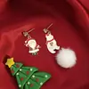 Pendientes de aguja plateada con diseño navideño de alce con incrustaciones de diamantes y bola de pelo asimétrica de muñeco de nieve.