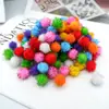Bolas de pelúcia coloridas sortidas, bolas de pelúcia elásticas misturadas à mão, pequenos acessórios de pelúcia coloridos, material fofo para criação em jardim de infância.