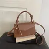 Bolsa pequena estilosa e versátil para mulheres, nova coleção 2026, perfeita para o trabalho e o uso diário, bolsa de ombro chique, bolsa quadrada pequena transversal da moda