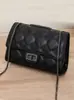 Bolso de Moda para Mujer de Cuero Suave 2025 Nuevo Bolso Cruzado de Hombro Único Estilo Pequeño Fragante Bolso con Cadena de Rombos en Stock