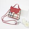 Bolsa feminina coreana portátil 2023 Guangzhou bolsa feminina verificar ombro único slung comércio exterior pequena bolsa spot fábrica atacado
