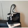Bolso a cuadros de gran capacidad transfronterizo para mujer, nuevo verano 2025, bolso de hombro versátil, bolso tote casual popular para ir al trabajo