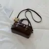 Bolso de mano casual de moda nuevo para principios de otoño de 2026, Boston de alta estética para el trabajo, bolso de hombro y cruzado