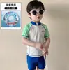 Traje de baño de secado rápido para niños, modelo nuevo, traje de baño de dos piezas para niños, manga corta, con bloques de color, para niños pequeños, traje de baño para bebé en la playa