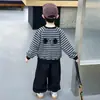 Conjunto de sudadera para niño con rayas, moderno estilo callejero, ropa infantil de primavera y otoño, nuevo modelo 2026, conjunto deportivo casual de dos piezas para niños pequeños