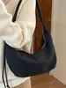 Yuezhi 2026 principios de otoño nuevo modelo de alta gama diseño de bolsa grande con patrón tejido bolsa de albóndiga para la ciudad bolsa de hombro retro bajo el brazo