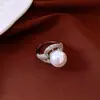 Anel de Zircônia e Pérola Banhado a Ouro 18K Real, Simples e Fashion, Anel Versátil para Dedo Indicador, Joia de Luxo Leve e de Alta Qualidade