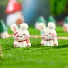 Ornamento de resina de paisagem em miniatura, adorável figura de coelho de desenho animado com a cabeça inclinada, acessório decorativo para mesa e carro