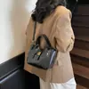 Bolso de Mano Rojo para Mujer 2025 Nuevo Popular Textura Retro Versátil Bolso de Hombro de Moda Bolso Cruzado Tipo Cubo