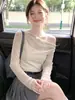 Top sexy puramente atraente de ombro a ombro com um leve brilho, cintura franzida e um toque de elegância, camisa básica feminina A14055