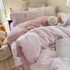 Nuevo juego de ropa de cama de gasa de doble capa con sensación de nube, disponible en un juego de cuatro piezas para dormitorio y un juego de tres piezas para cama individual, que incluye una funda de edredón, una sábana plana y una sábana bajera.