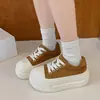 Tênis de alta qualidade com sola grossa no mesmo estilo de Zhao Lusi para mulheres, nova coleção de outono, ideal para baixinhas, emagrecedor, sapatos baixos casuais retrô