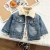 Chaqueta de mezclilla gruesa con forro de polar para niños y niñas, otoño e invierno, blanco, pelo sintético de conejo, nuevo producto para bebé, solapa gruesa para niñas