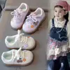 Zapatillas Deportivas para Niñas 2026 Nuevas de Primavera y Otoño Zapatillas Casuales Infantiles Zapatos de Entrenamiento Alemanes de Princesa Flor para Bebé Niña