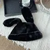 Chapéu de inverno casual estilo imitação de lã de ovelha, de abotoamento duplo, com pele integrada, afina o rosto, quente e versátil para outono e inverno.